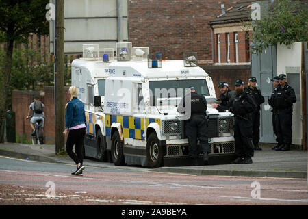 12.07.2019, Belfast, Nordirland, Großbritannien - Polizei auf Orangemens Tag, evangelischen, politisch aufgeladen und jährlichen Feiertag zum Gedenken an die Stockfoto