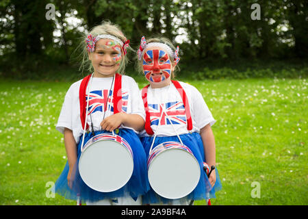 12.07.2019, Belfast, Nordirland, Großbritannien - zwei Mädchen im Union Jack auf Orangemens Tag, Protestantische jährlichen Feiertag zum Gedenken an die Schlacht Stockfoto