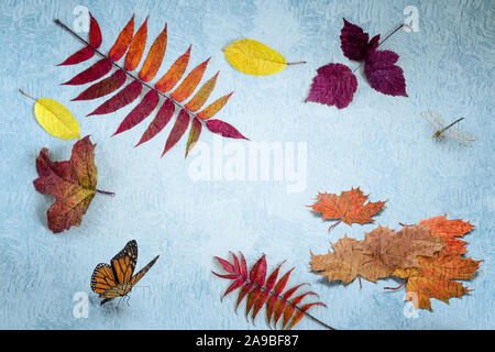 Herbst Zusammensetzung mit Laub auf blauem Hintergrund. 3D-Rendering. Stockfoto