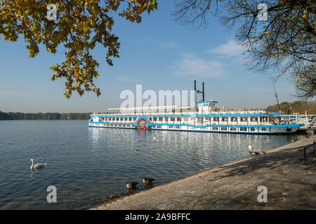 15.10.2018, Berlin, Deutschland - Die MS Havel Queen, ein Raddampfer von Stern und Kreisschiffahrt GmbH Berlin, am Flughafen Tegel auf die Greenwich Promenad Stockfoto