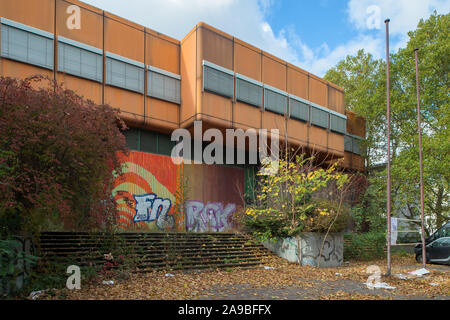 23.10.2018, Berlin, Deutschland - Ruine der Diesterweg Gymnasium im Swinemuender Strasse in Berlin-Gesundbrunnen. 0 CE 181023 D001 CAROEX.JPG [Modell R Stockfoto