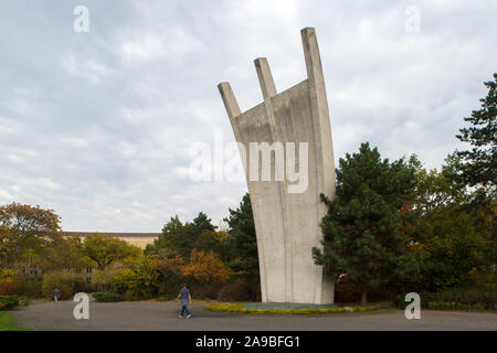 15.10.2018, Berlin, Deutschland - Air bridge Monument, das an der Stelle der Brücke. 0 CE 181015 D019 CAROEX.JPG [MODEL RELEASE: NICHT ZUTREFFEND, EIGENSCHAFT R Stockfoto