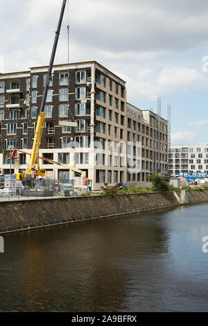 12.08.2019, Berlin, Berlin, Deutschland - Neubau von Wohngebäuden am Spandauer Schifffahrtskanal in Berlin-Mitte. Fassade Teile werden m Stockfoto