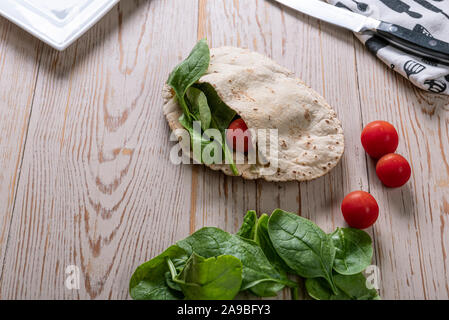 Flach auf Pitta Brot und Salat. Vegetarisches Mittagessen Snack. Stockfoto