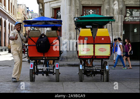 20.07.2019, Havanna, Havanna, Kuba - Straßenszene in Havanna. Fahrrad Taxi in die Altstadt. Treiber wartet auf Touristen zu transportieren. 0 RL 190720 D00 Stockfoto
