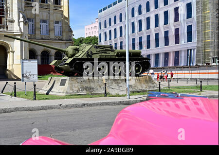 20.07.2019, Havanna, Havanna, Kuba - Blick auf einen Taxistand mit American Classic Cars vor dem Museum der Revolution in der Altstadt. 0 RL 190720 Stockfoto