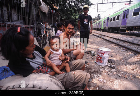 20.08.2019, Jakarta, Indonesien - Menschen leben in ihre temporäre Unterkünfte entlang der Bahnstrecken in einem Slum Bereich der indonesischen Hauptstadt. 0 SL Stockfoto