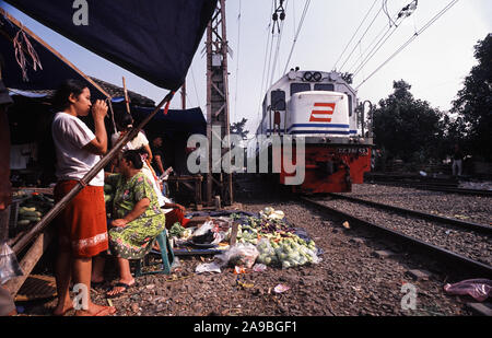 17.05.2016, Jakarta, Indonesien - Frauen an einer kleinen Straße Markt neben den Bahngleisen in einem Slum der indonesischen Hauptstadt. 0 SL 090810 D004 CARO.JP Stockfoto