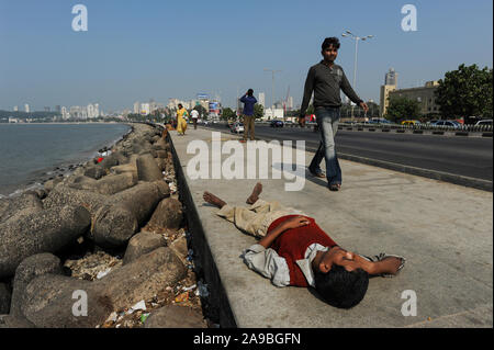 08.12.2011, Mumbai, Maharashtra, Indien - Menschen auf der Uferpromenade entlang der Marine Drive. 0 SL 111208 D004 CARO.JPG [MODEL RELEASE: NEIN PROPERTY Stockfoto