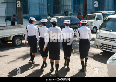 27.01.2017, Yangon, Myanmar - eine Gruppe von verkehrspolizisten sind zu Fuß entlang einer Straße im Zentrum der ehemaligen Hauptstadt. 0 SL 170127 D088 CARO.JPG [MO Stockfoto