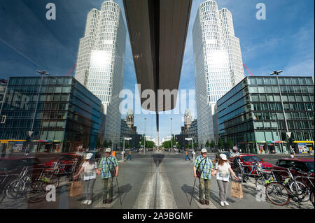 09.06.2019, Berlin, Deutschland - Straße entlang der Kantstraße in Berlin-Charlottenburg mit der Kaiser Wilhelm Gedächtniskirche in den Hintergrund. 0 SL Stockfoto