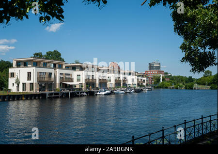 13.06.2019, Berlin, Deutschland - exklusive Luxus Apartments am Ufer des Tegeler Fliess und Tegeler Hafen auf Humboldt Insel in Tegel. 0 SL 190613 D01 Stockfoto