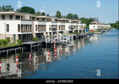 13.06.2019, Berlin, Deutschland - exklusive Luxus Apartments am Ufer des Tegeler Fliess und Tegeler Hafen auf Humboldt Insel in Tegel. 0 SL 190613 D Stockfoto