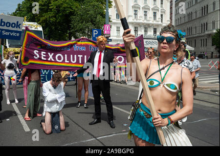 15.06.2019, Wien, Österreich - Trumpf Doppelgaenger mit Teilnehmern auf der Euro Pride Parade entlang der Ringstraße im Zentrum von Wien. 0 SL 19061 Stockfoto