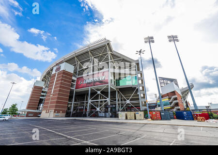 Die Universität von Louisville Papa John's Cardinal-Stadion wurde kürzlich renoviert, um eine Kapazität von 55.000 für ihre Fußballmannschaft zu erreichen. Stockfoto