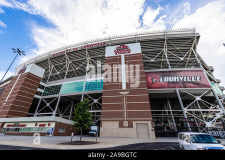 Die Universität von Louisville Papa John's Cardinal-Stadion wurde kürzlich renoviert, um eine Kapazität von 55.000 für ihre Fußballmannschaft zu erreichen. Stockfoto