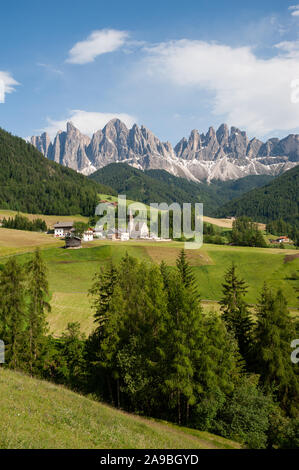 20.06.2019, Villnoess, Südtirol, Italien - Der Naturpark im Villnoesstal mit Bergen der Dolomiten von der Puez Geisler Gruppe. 0 SL 190620 D008 CA Stockfoto