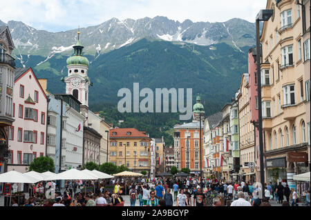 22.06.2019, Innsbruck, Tirol, Österreich - Blick auf die Fußgängerzone in der Maria-Theresien-Straße mit Bergen im Hintergrund. 0 SL 190622 D008 CAROEX. J Stockfoto