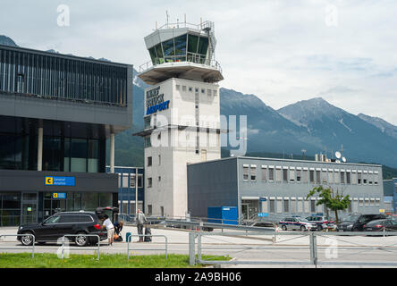 22.06.2019, Innsbruck, Tirol, Österreich - Außenansicht der Flughafen Innsbruck mit dem Turm und der Abflug- und Ankunftshalle. 0 SL 190622 D002 CAROEX.JPG Stockfoto