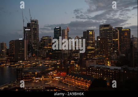 22.09.2019, Sydney, New South Wales, Australien - angehobene Stadt Blick von der Harbour Bridge auf die Skyline von der beleuchteten Geschäftsviertel und Th Stockfoto