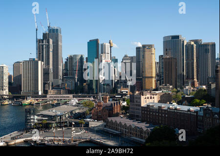 22.09.2019, Sydney, New South Wales, Australien - erhöhte Stadt Blick von der Harbour Bridge auf die Skyline des Geschäftsviertels und der Bezirk Stockfoto