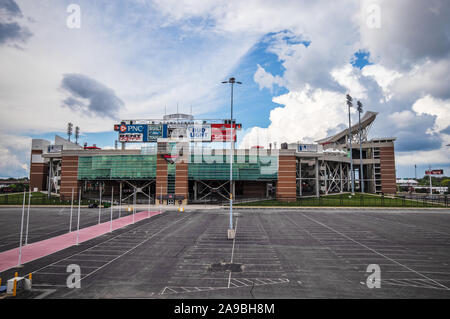 Die Universität von Louisville Papa John's Cardinal-Stadion wurde kürzlich renoviert, um eine Kapazität von 55.000 für ihre Fußballmannschaft zu erreichen. Stockfoto