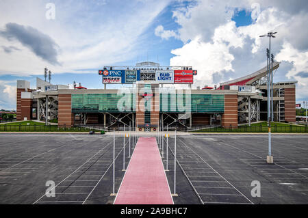 Die Universität von Louisville Papa John's Cardinal-Stadion wurde kürzlich renoviert, um eine Kapazität von 55.000 für ihre Fußballmannschaft zu erreichen. Stockfoto