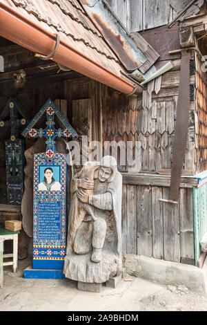 Săpânța, Satu Mare, Rumänien. Die Werkstatt von Stan Ioan Pătraș, Holzschnitzer und Schöpfer der berühmten Frohe Friedhof Stockfoto