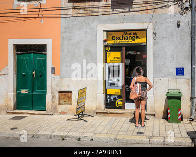 28.06.2019, Rovinj, Istrien, Kroatien - Geldwechsel und Geldautomat im Altstadtgassen der Hafen von Rovinj. 00 X 190628 D 044 CAROEX.JPG [MODEL RELEASE: NEIN, Stockfoto