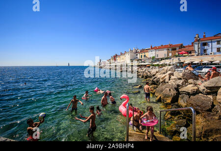 29.06.2019, Piran, Istrien, Slowenien - Leben am Strand am Strand der Stadt der Hafenstadt Piran am Mittelmeer. 00 X 190629 D 215 CAROEX.JPG [MODELL REL Stockfoto