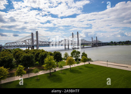 Die Abraham Lincoln Brücke überquert den Ohio River, der verbindet Kentucky und Indiana für Kraftfahrzeuge. Stockfoto