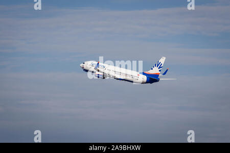 04.08.2019, Düsseldorf, Nordrhein-Westfalen, Deutschland - SunExpress Flugzeug hebt ab Flughafen Düsseldorf International, DUS, Boing 737-800. 0 Stockfoto