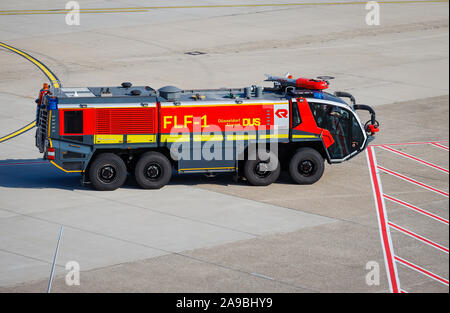 04.08.2019, Düsseldorf, Nordrhein-Westfalen, Deutschland - FLF-1 Feuerwehrauto am Flughafen Düsseldorf International, DUS-Prüfung. 00 X 190804 D 106 CAROEX.JPG [MODELL Stockfoto