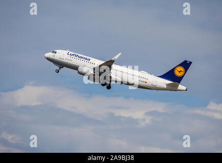 04.08.2019, Düsseldorf, Nordrhein-Westfalen, Deutschland - Lufthansa Flugzeug hebt ab Flughafen Düsseldorf International, DUS, Airbus A320-200. Stockfoto