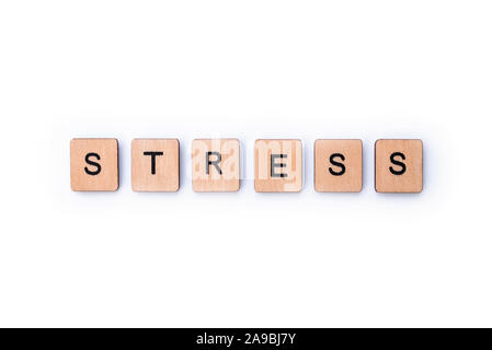 Das Wort STRESS, Dinkel mit hölzernen Buchstabensteine über einem weißen Hintergrund. Stockfoto