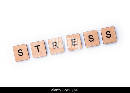 Das Wort STRESS, Dinkel mit hölzernen Buchstabensteine über einem weißen Hintergrund. Stockfoto