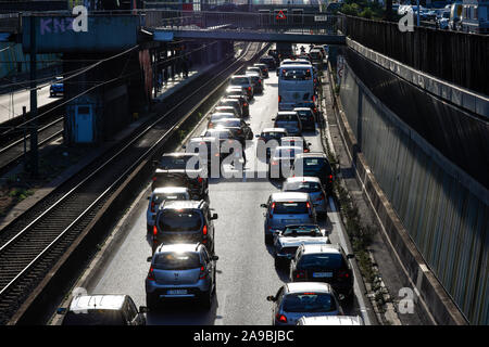 15.09.2019, Essen, Nordrhein-Westfalen, Deutschland - Unfall Staus auf der Autobahn A40. 00 X 190915 D 011 CAROEX.JPG [MODEL RELEASE: NICHT ZUTREFFEND, Stockfoto