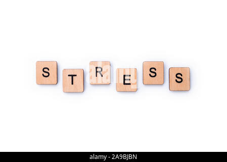 Das Wort STRESS, Dinkel mit hölzernen Buchstabensteine über einem weißen Hintergrund. Stockfoto