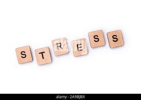 Das Wort STRESS, Dinkel mit hölzernen Buchstabensteine über einem weißen Hintergrund. Stockfoto