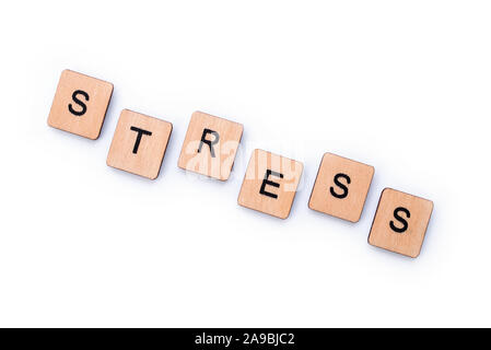 Das Wort STRESS, Dinkel mit hölzernen Buchstabensteine über einem weißen Hintergrund. Stockfoto