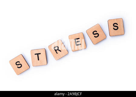 Das Wort STRESS, Dinkel mit hölzernen Buchstabensteine über einem weißen Hintergrund. Stockfoto