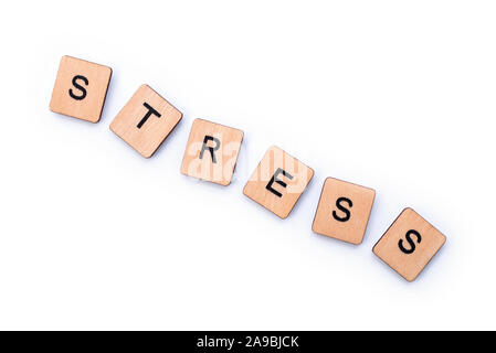 Das Wort STRESS, Dinkel mit hölzernen Buchstabensteine über einem weißen Hintergrund. Stockfoto