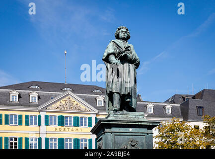 22.09.2019, Bonn, Nordrhein-Westfalen, Deutschland - Beethoven Denkmal vor der Hauptpost auf Münsterplatz. Im Jahr 2020, Bonn feiert Bee Stockfoto