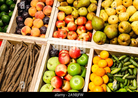 09.10.2019, Köln, Nordrhein-Westfalen, Deutschland - Organisches Gemüse, Obst in einer pflanzlichen Zähler am Bio-markt auf der ANUGA Foo Stockfoto