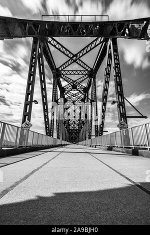 Die Großen Vier Brücke, mit Kentucky und Indiana ist eine alte Eisenbahn truss Bridge, die ursprünglich im Jahr 1895 gebaut, und in einen Pfad umgewandelt. Stockfoto