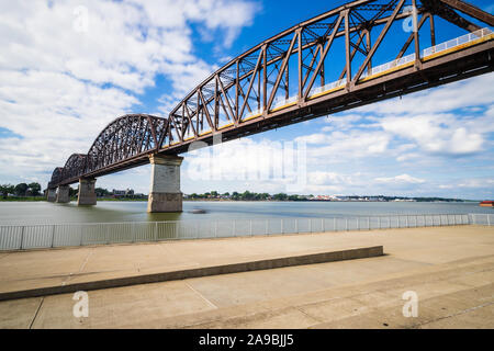 Die Großen Vier Brücke, mit Kentucky und Indiana ist eine alte Eisenbahn truss Bridge, die ursprünglich im Jahr 1895 gebaut, und in einen Pfad umgewandelt. Stockfoto