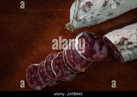 Französischer Rohwurst oder saucisson. auf ein Schneidbrett, aus der Nähe. Stockfoto