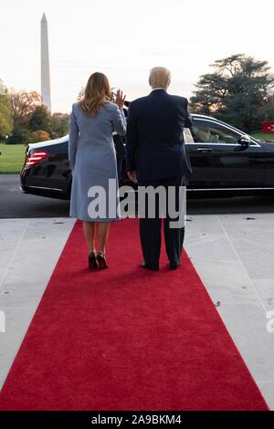 Washington, Vereinigte Staaten von Amerika. 13. November 2019. Us-Präsident Donald Trump und First Lady Melania Trump vorbereiten zum türkischen Präsidenten Recep Tayyip Erdogan und seine Frau Emine Erdogan bei der Ankunft an der südlichen Vorhalle des Weißen Haus November 13, 2019, Washington, DC willkommen. Credit: Shealah Craighead/White House Photo/Alamy leben Nachrichten Stockfoto