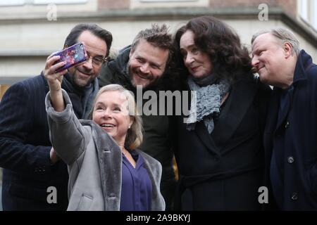 Münster, Deutschland. 14 Nov, 2019. firo: 14.11.2019, Fernsehen, Radio, Krimi WDR Produktion Münster Tatort Dreharbeiten Start für "Tatort - Limbus' Foto Session vor der grossen Kiepenkerl in Münster gutes Zimmer Jan-Josef Liefers als Prof. Karl-Friedrich Boerne und Axel Prahl als Kommissar Frank Thiel, FRISCH CHRISTINE URSPRUNG ALS DR. SILKE "alberich" HALLER macht die Fotografie von Mechthild Großmann ALS STAATLICHE OFFICER WILHELMINE KLEMM ZUSÄTZLICH UND Axel Prahl als Kommissar FRANK THIEL MACHT SELFIES | Verwendung der weltweiten Kredit: dpa/Alamy leben Nachrichten Stockfoto