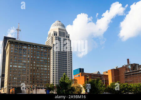 West Markt ist einer der bekanntesten Orte im Downtown Louisville Bereich mit seinen schönen 35-stöckige Architektur von John mitgliederboote. Stockfoto